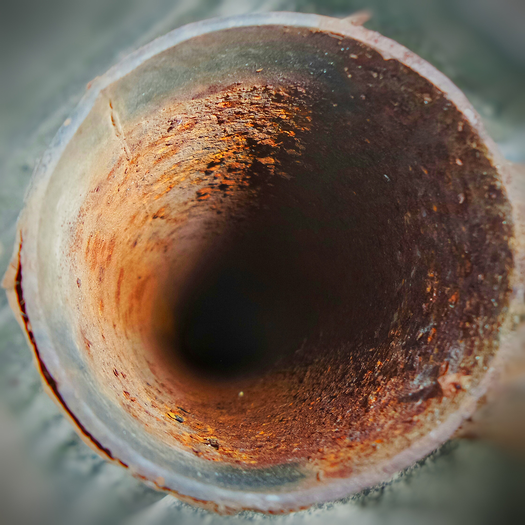plumbing-service-dealing-with-corroded-pipes-in-older-city-lines-and-homes